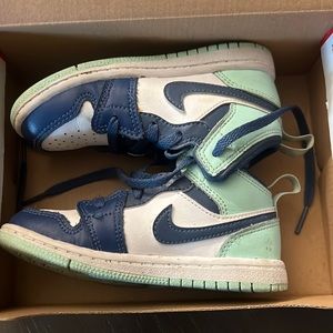 Selling kids nike mid valiant TDV size 9c